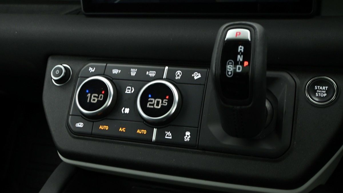 Land Rover Defender 90 Image 24