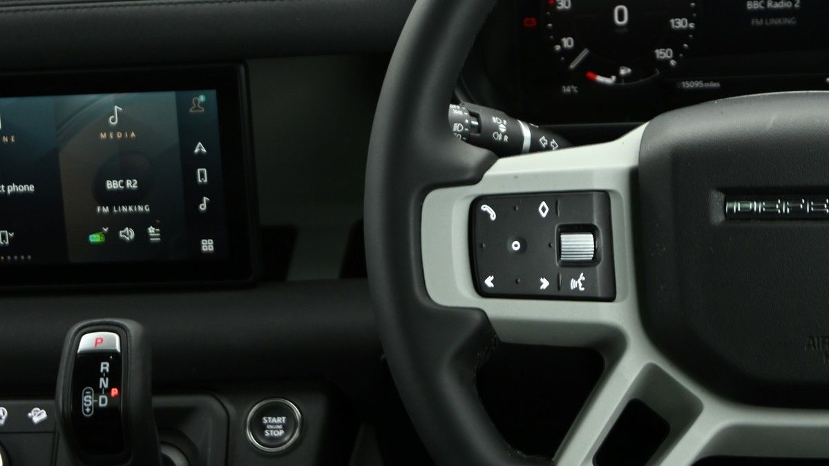 Land Rover Defender 90 Image 30