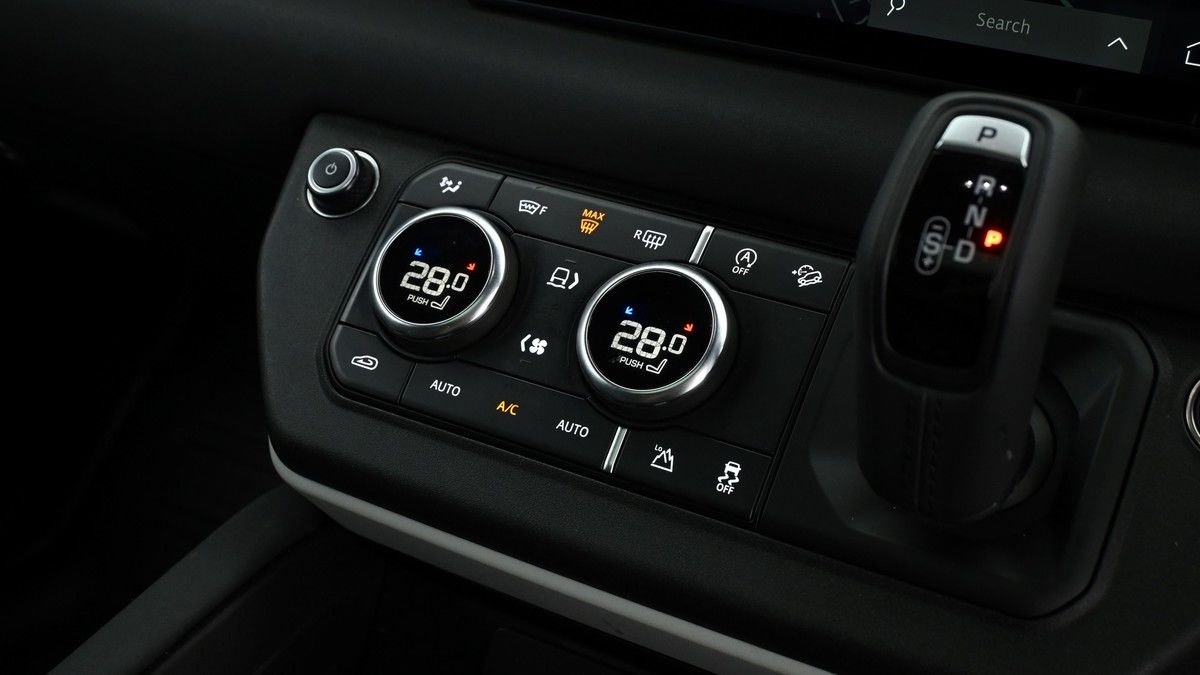 Land Rover Defender 90 Image 23