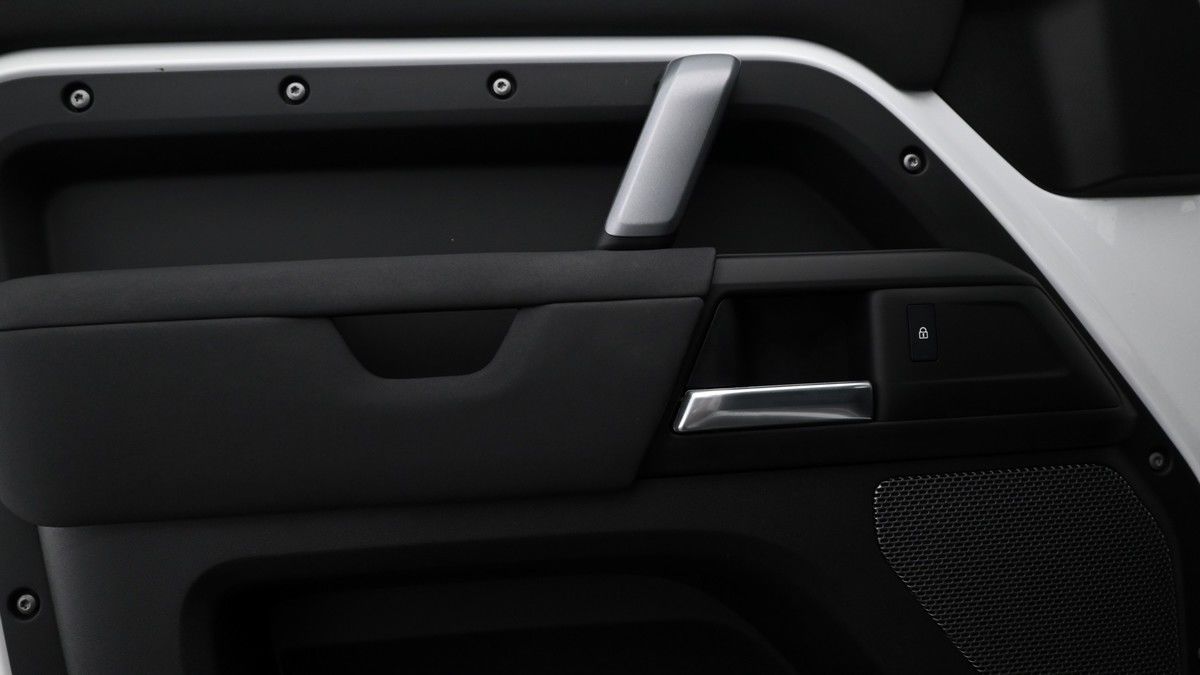 Land Rover Defender 90 Image 25
