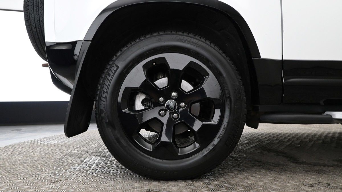Land Rover Defender 90 Image 17