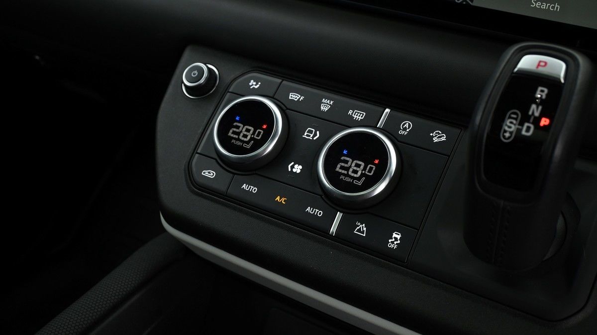 Land Rover Defender 90 Image 12