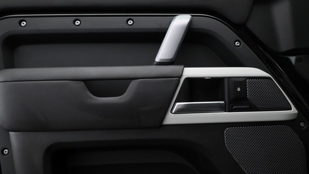 Land Rover Defender 90 Image 13