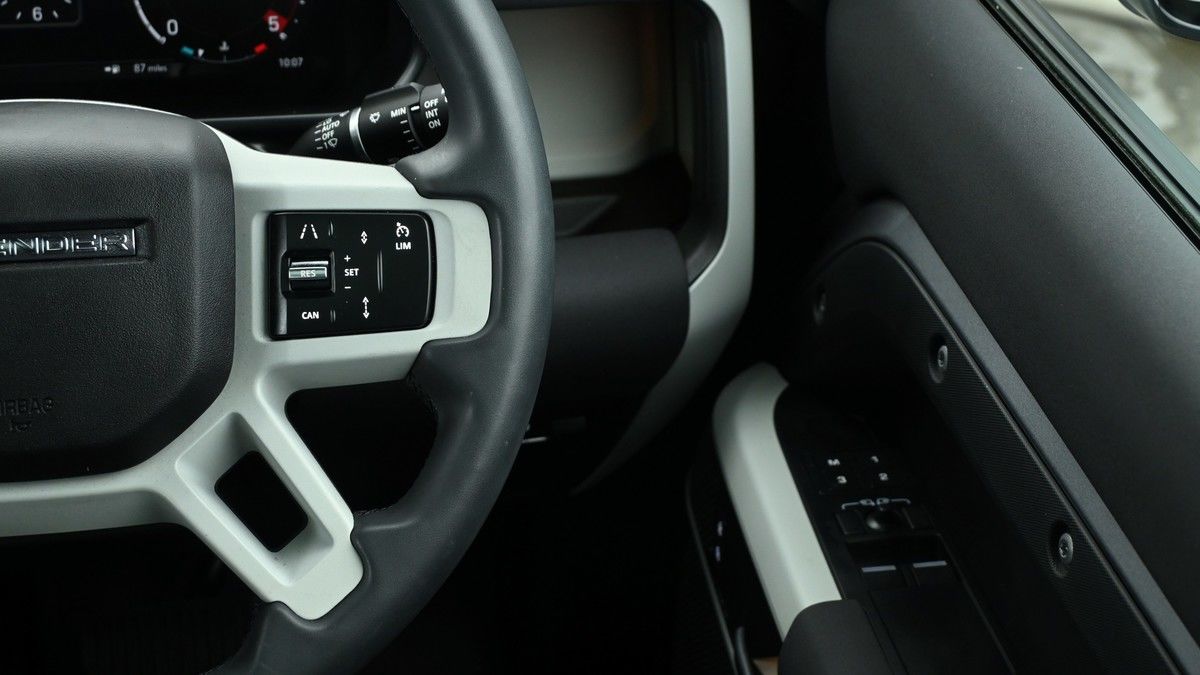 Land Rover Defender 90 Image 16