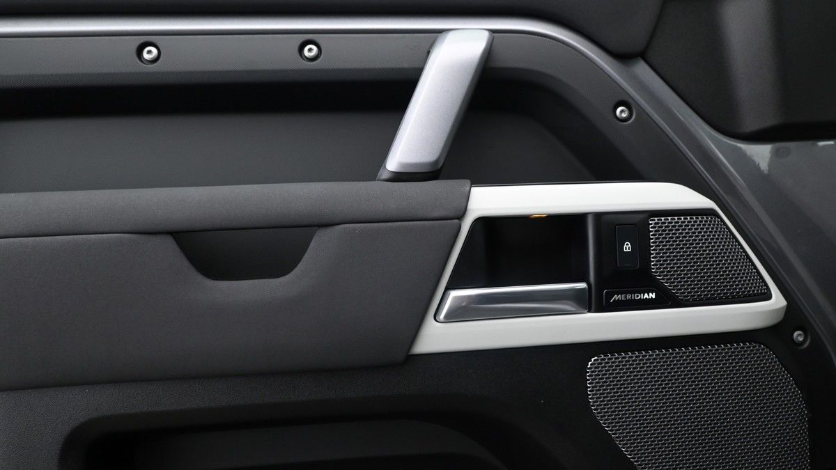 Land Rover Defender 90 Image 13