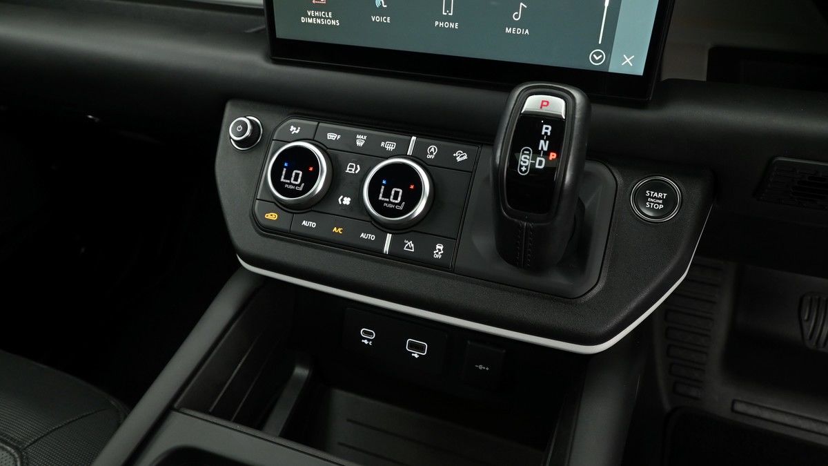 Land Rover Defender 90 Image 12