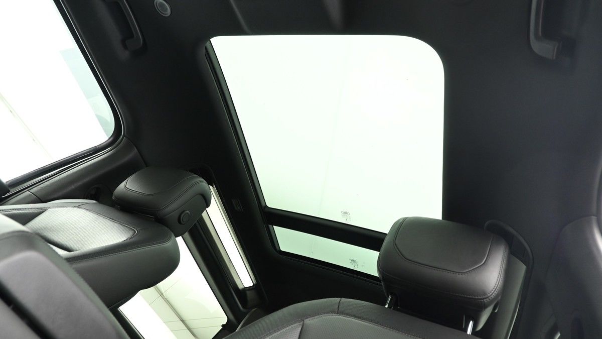 Land Rover Defender 90 Image 2