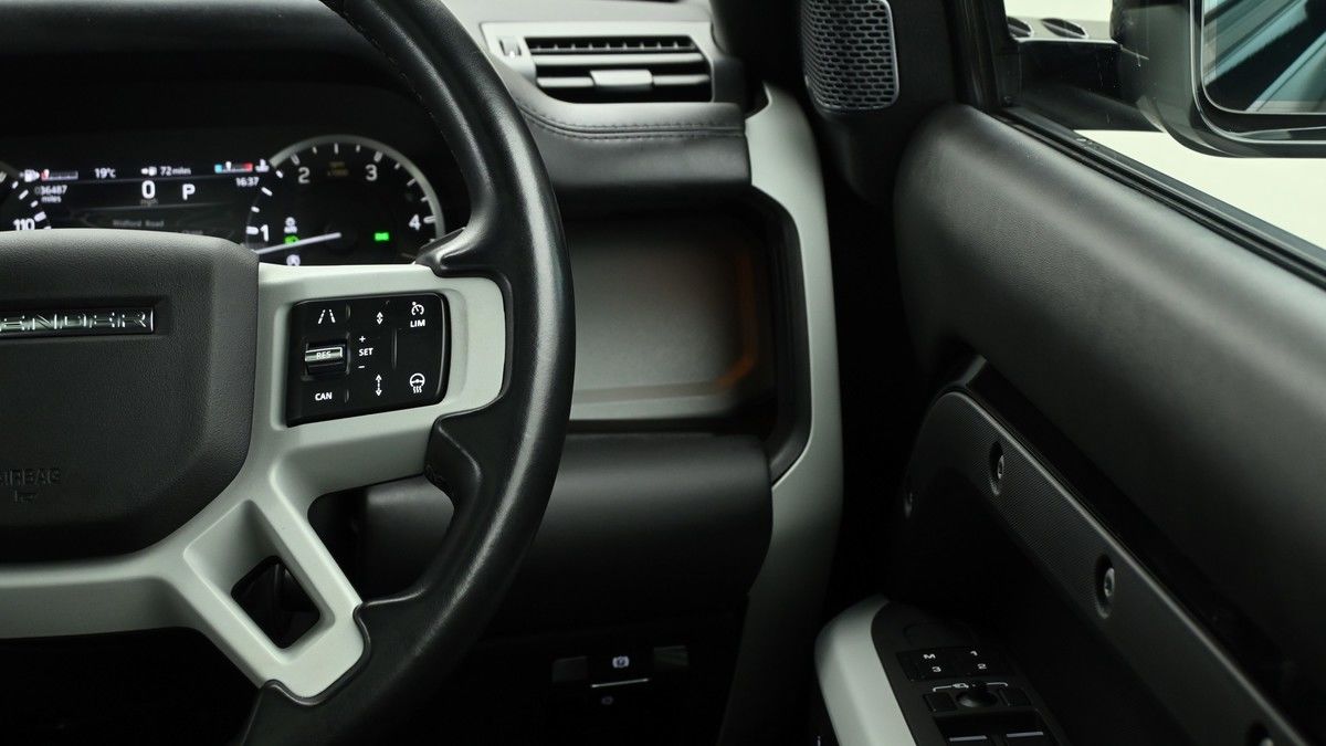 Land Rover Defender 90 Image 16