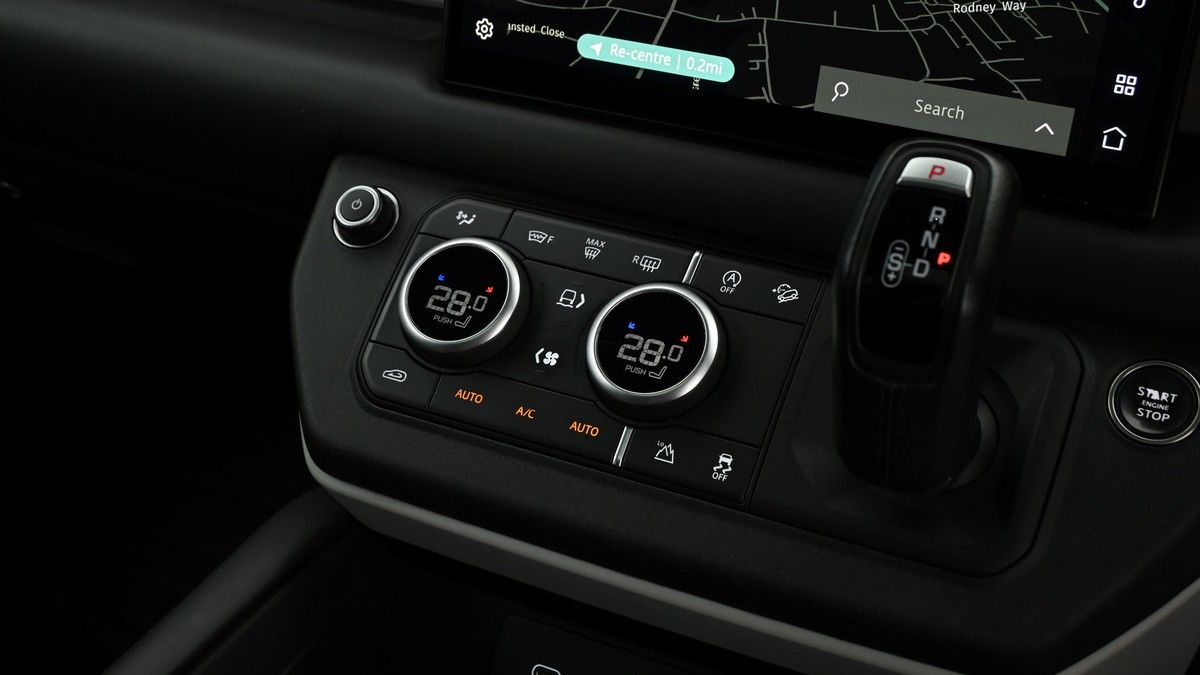 Land Rover Defender 90 Image 12