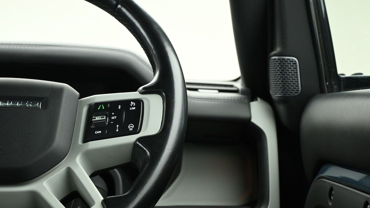 Land Rover Defender 90 Image 16