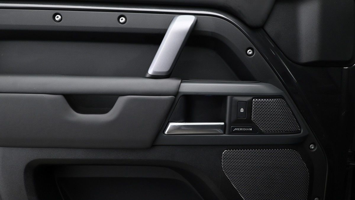 Land Rover Defender 90 Image 13