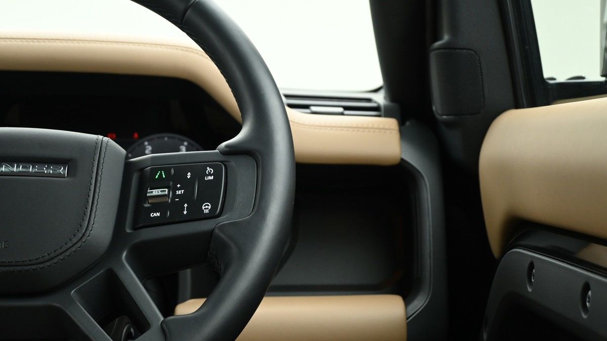 Land Rover Defender 90 Image 16