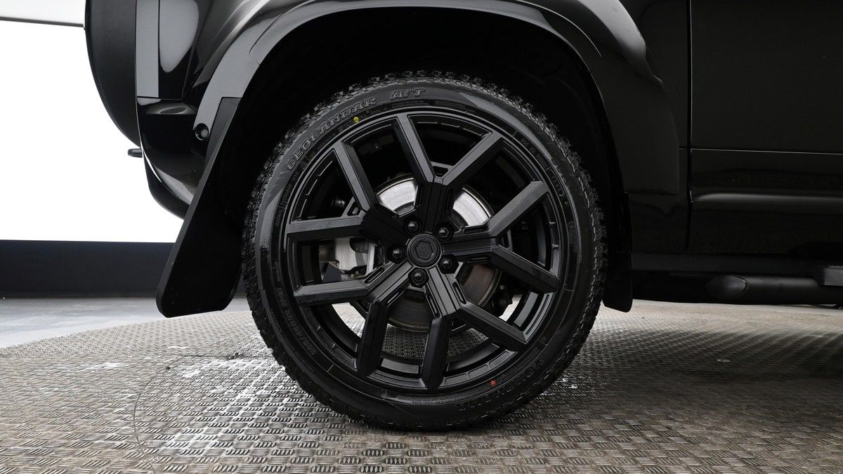 Land Rover Defender 90 Image 9