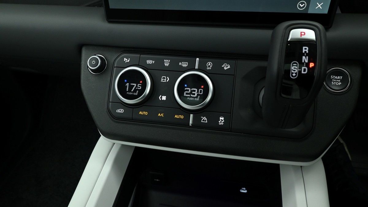 Land Rover Defender 90 Image 24