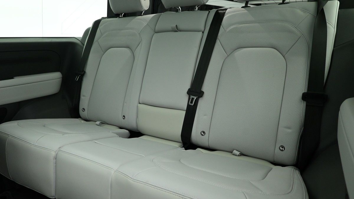 Land Rover Defender 90 Image 10