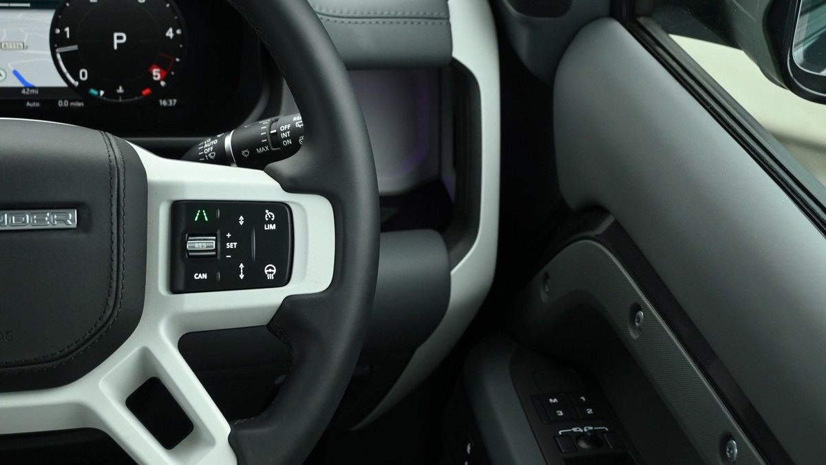Land Rover Defender 90 Image 32