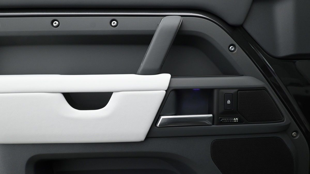 Land Rover Defender 90 Image 26