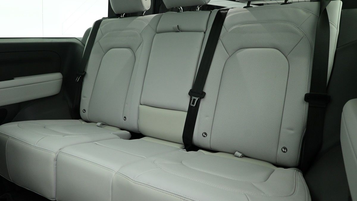 Land Rover Defender 90 Image 9
