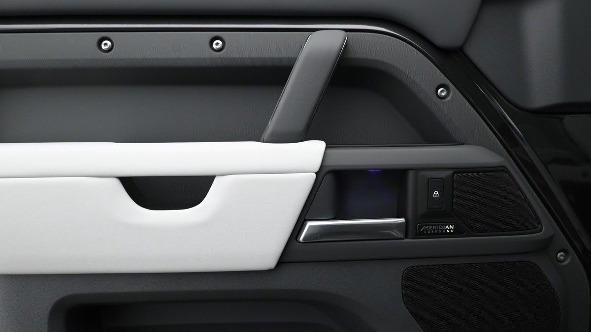 Land Rover Defender 90 Image 25
