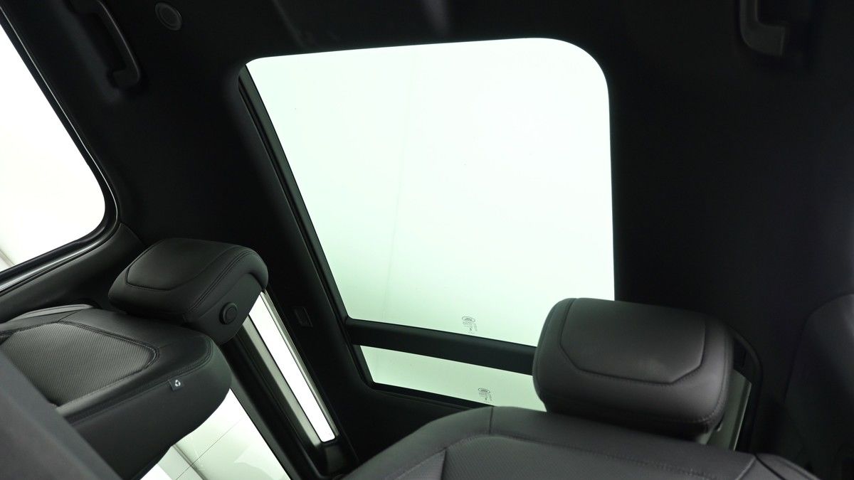 Land Rover Defender 90 Image 2