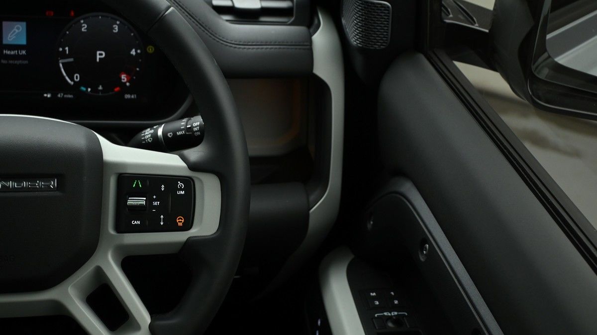 Land Rover Defender 90 Image 16