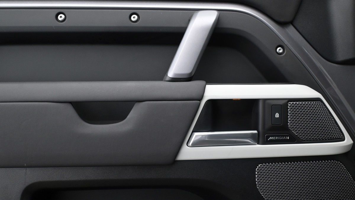 Land Rover Defender 90 Image 13