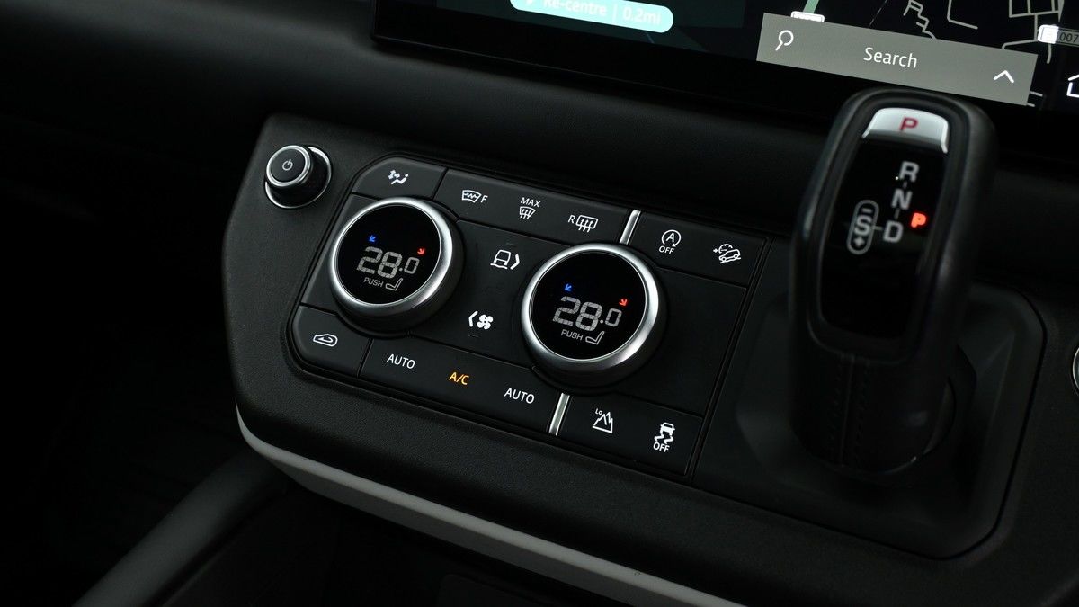 Land Rover Defender 90 Image 12