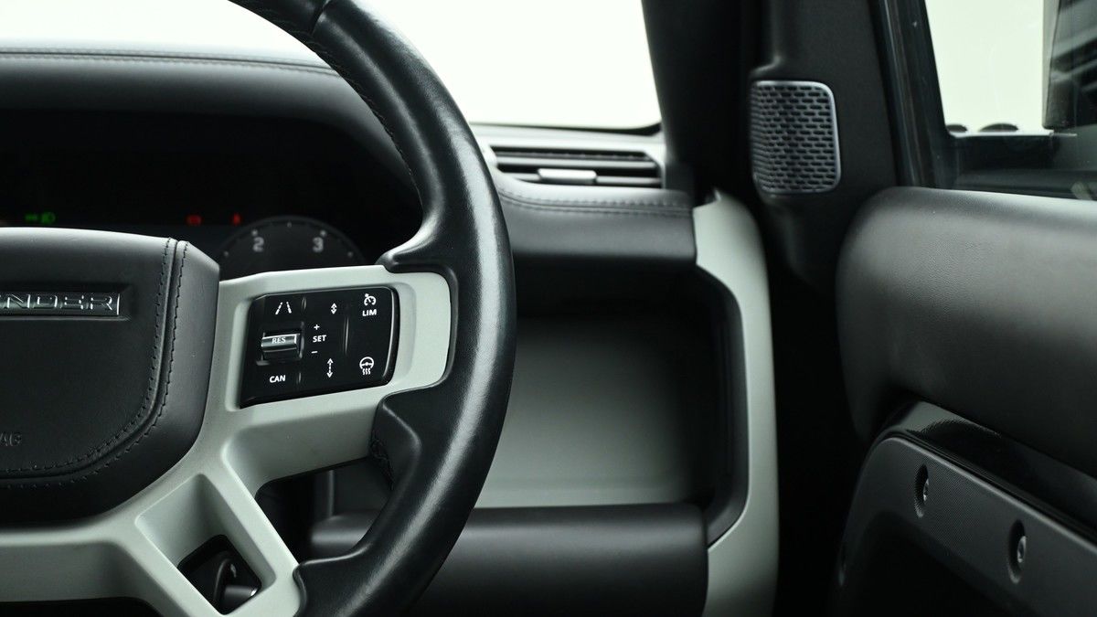 Land Rover Defender 90 Image 16