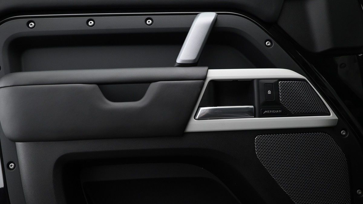 Land Rover Defender 90 Image 13