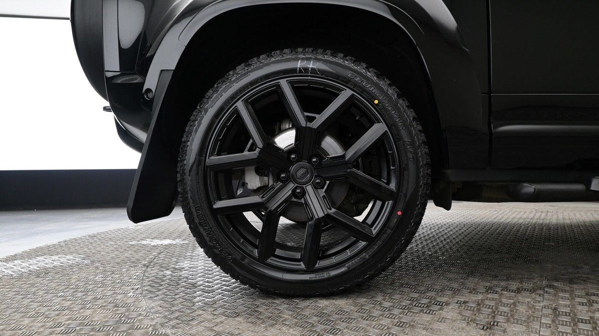 Land Rover Defender 90 Image 9