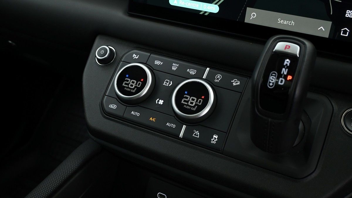 Land Rover Defender 90 Image 12
