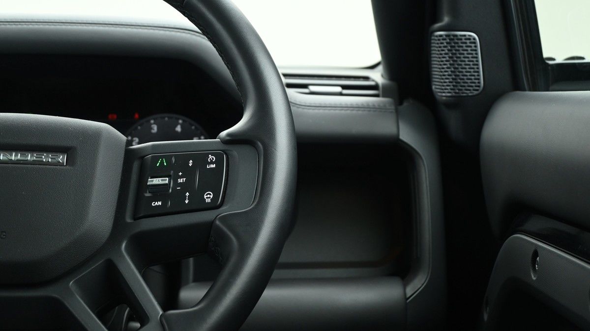 Land Rover Defender 90 Image 16