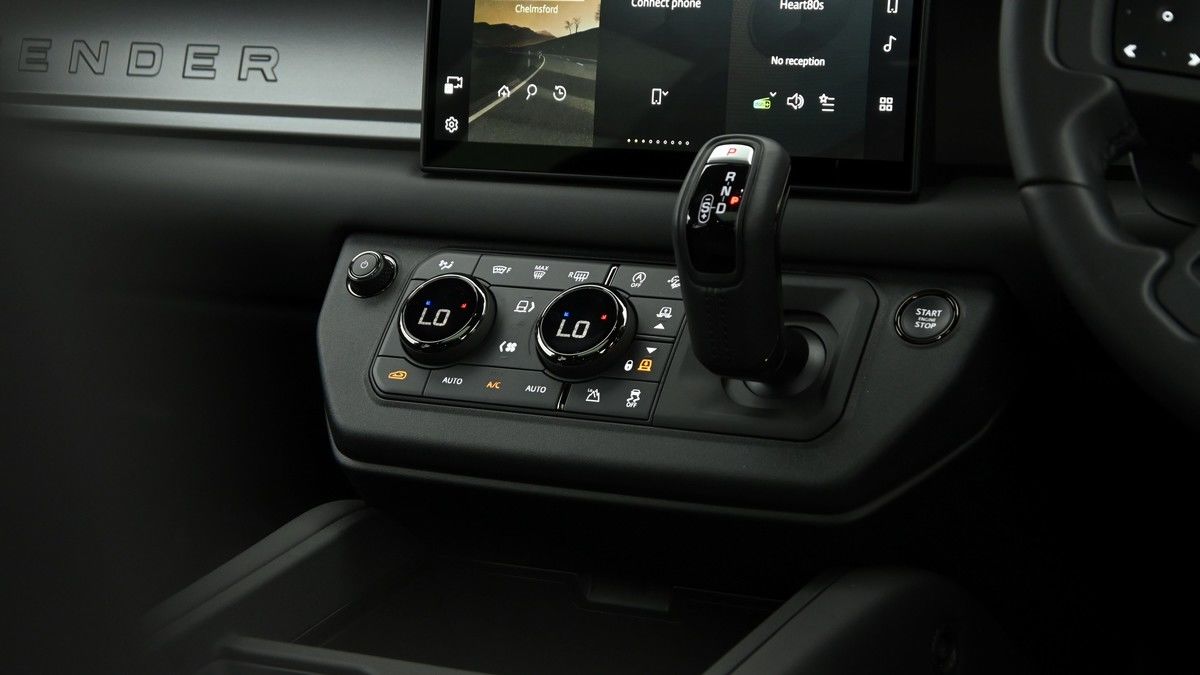 Land Rover Defender 110 Image 13