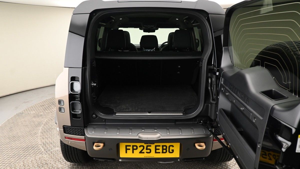 Land Rover Defender 110 Image 11