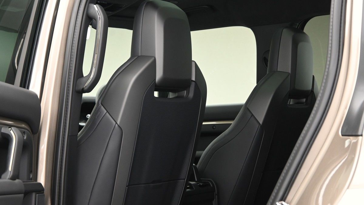 Land Rover Defender 110 Image 3