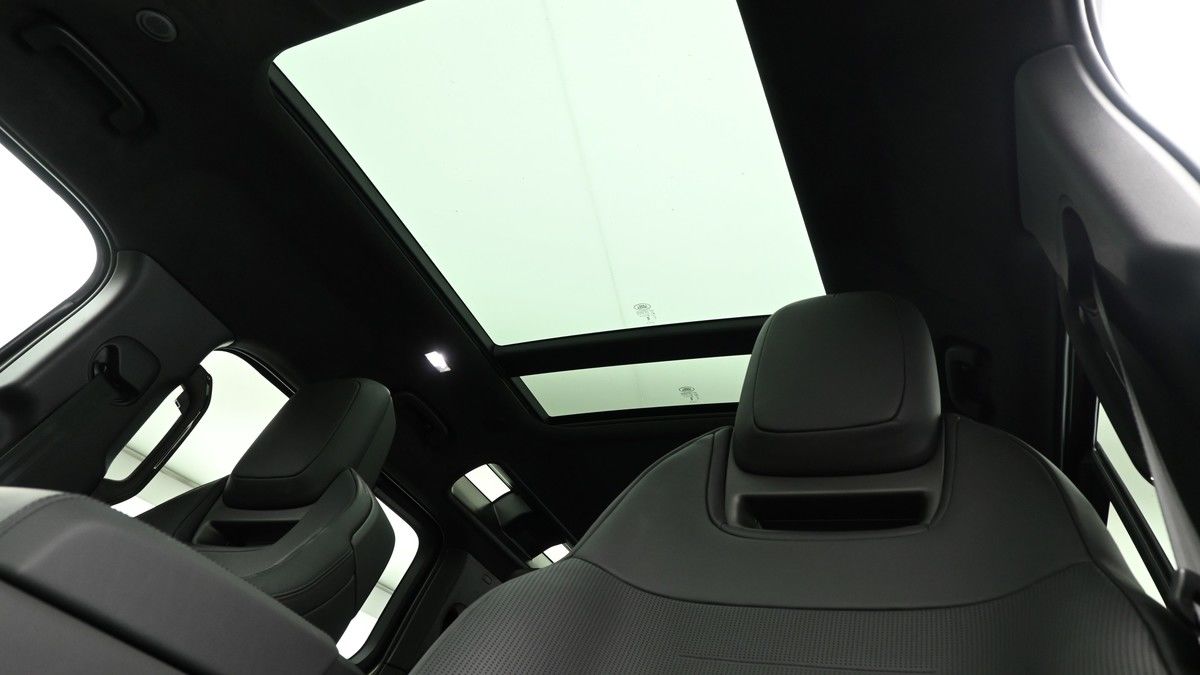 Land Rover Defender 110 Image 2