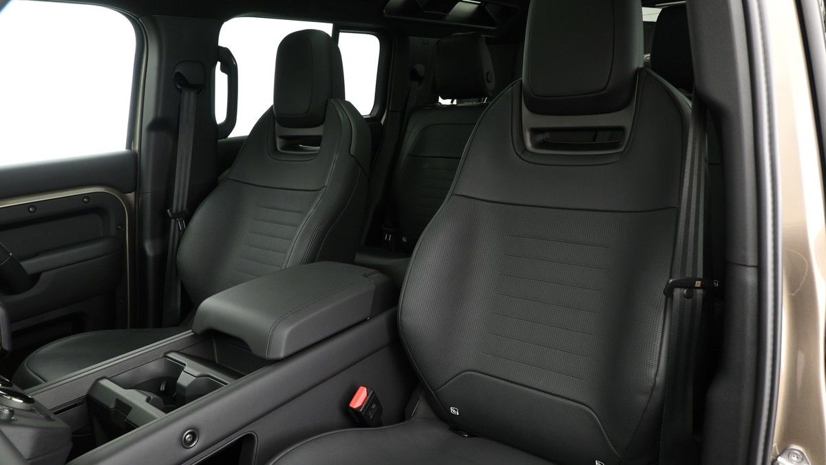 Land Rover Defender 110 Image 5