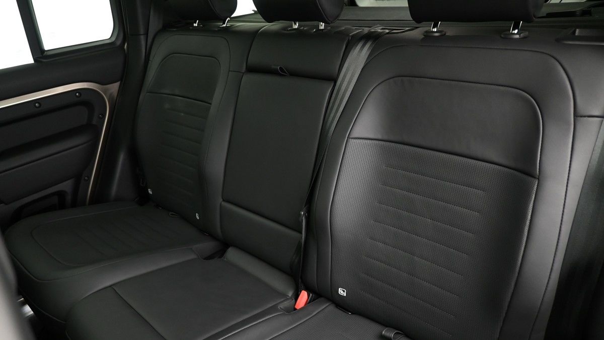 Land Rover Defender 110 Image 6