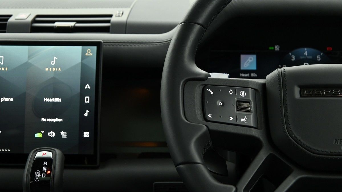 Land Rover Defender 110 Image 16