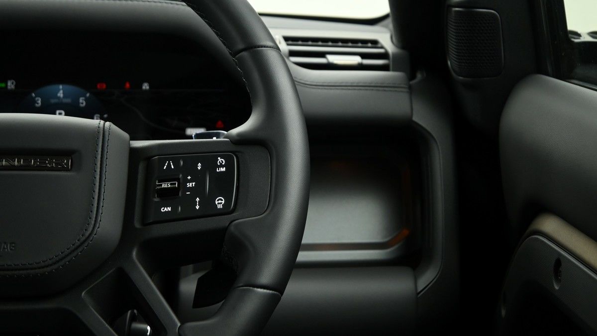 Land Rover Defender 110 Image 17