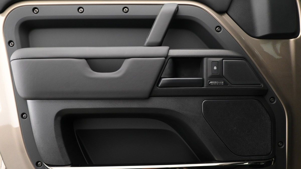 Land Rover Defender 110 Image 14