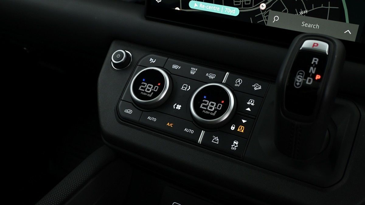 Land Rover Defender 110 Image 12