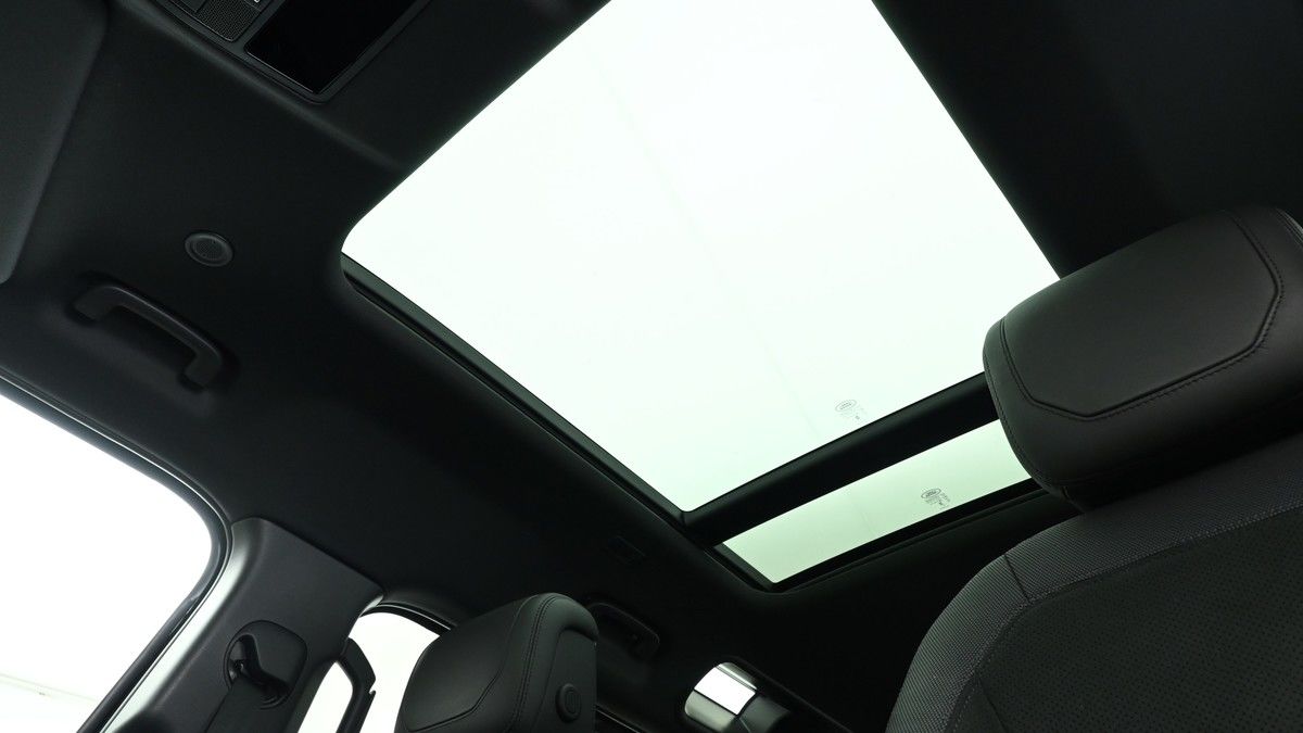 Land Rover Defender 110 Image 2