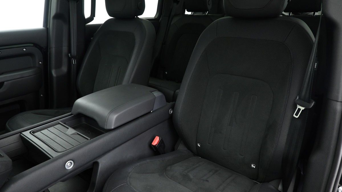Land Rover Defender 110 Image 4