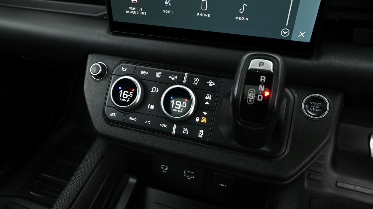 Land Rover Defender 110 Image 12