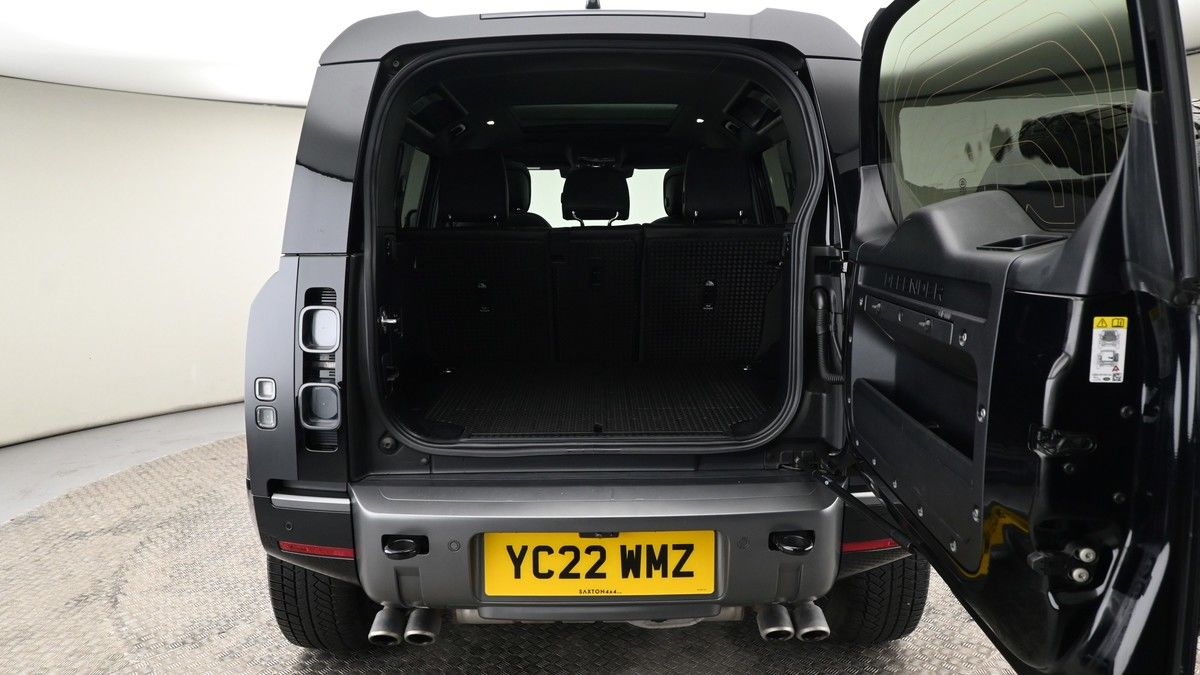 Land Rover Defender 110 Image 10