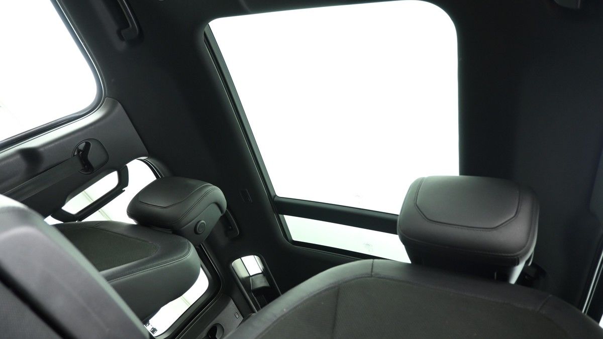 Land Rover Defender 110 Image 2