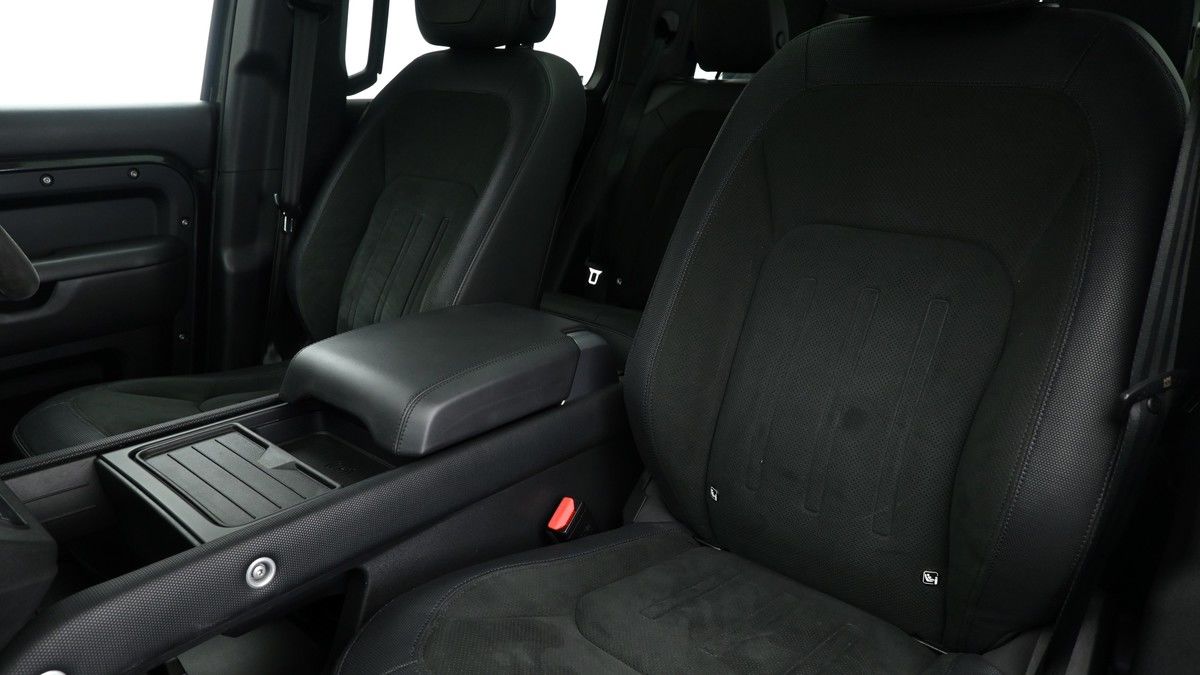 Land Rover Defender 110 Image 4