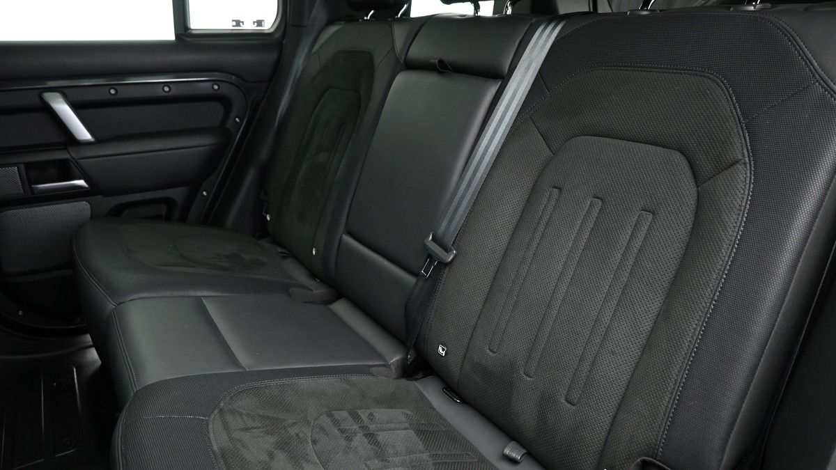 Land Rover Defender 110 Image 5
