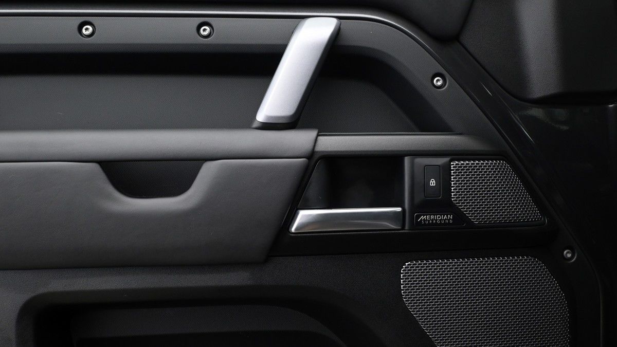 Land Rover Defender 110 Image 13